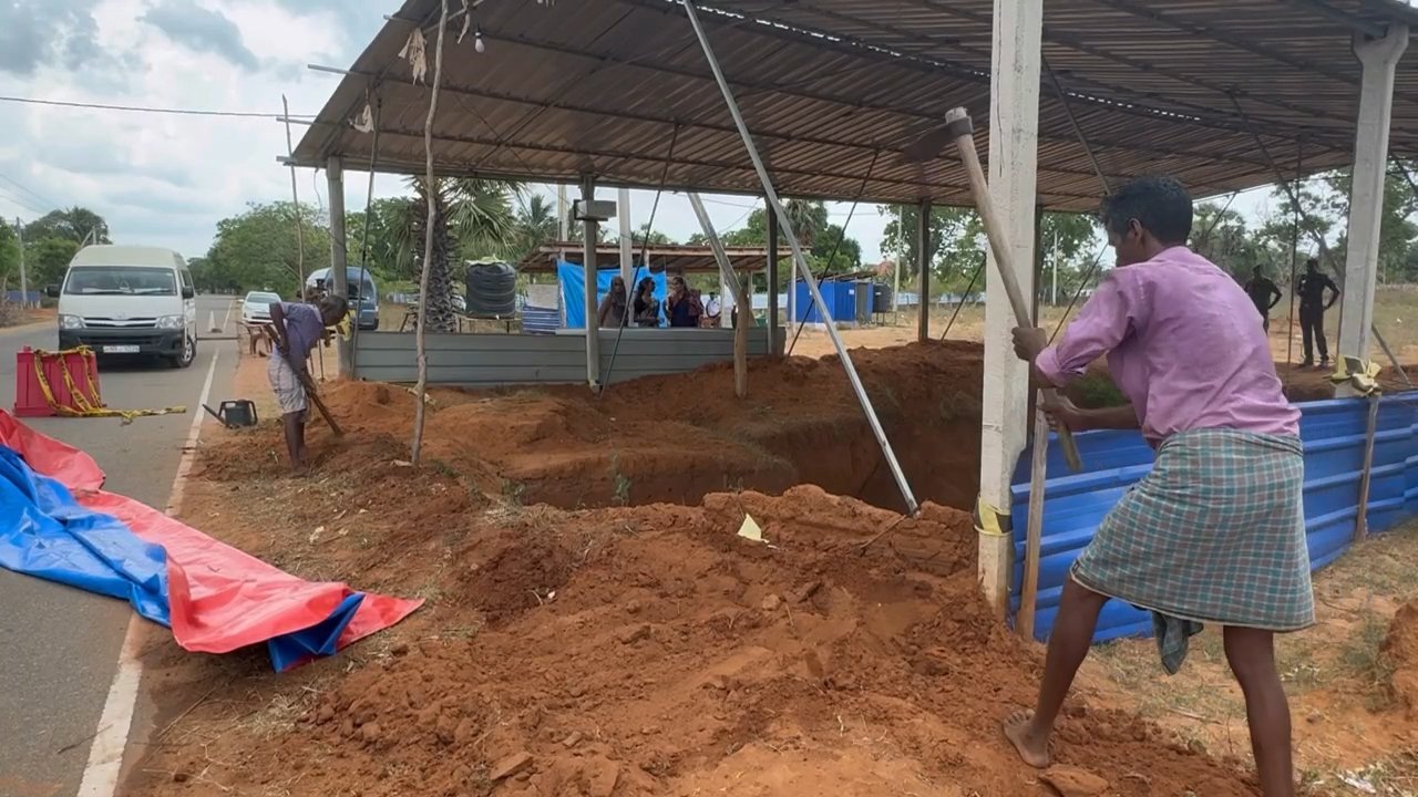 பணமின்றி நிறுத்தப்பட்டிருந்த வெகுஜன புதைகுழி தோண்டும் பணி ஆரம்பம்